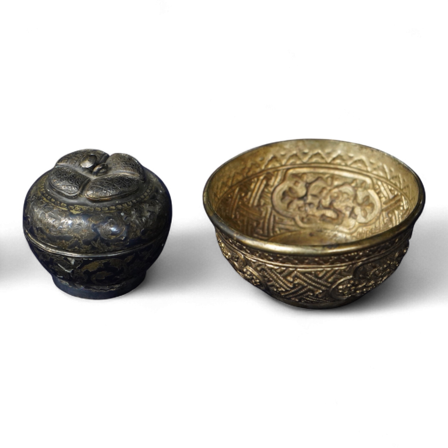 An 18th century Thai silver and Niello work box and cover and a Chinese straits bowl, 7.5cm diameter
